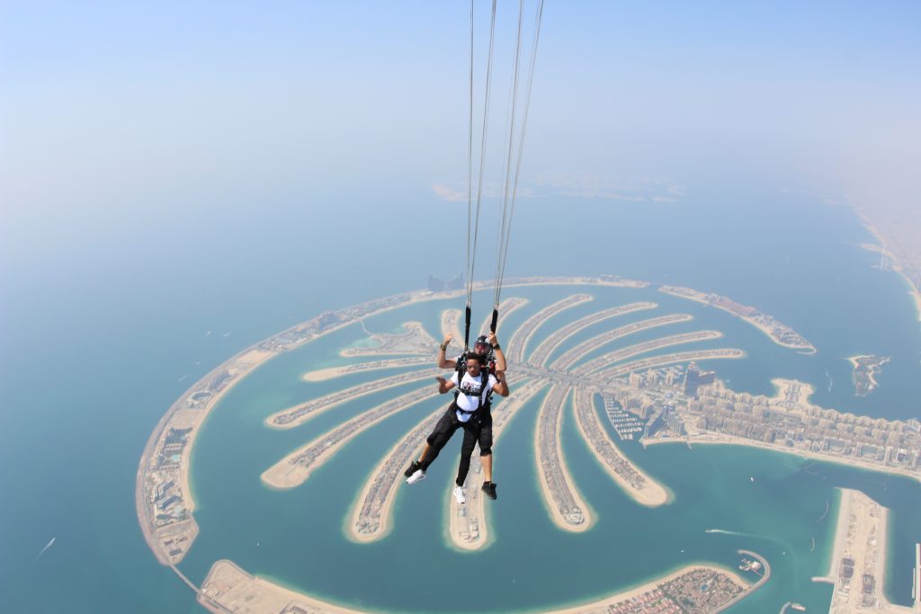 Esktremalne atrakcje Dubaju - skok ze spadochronem